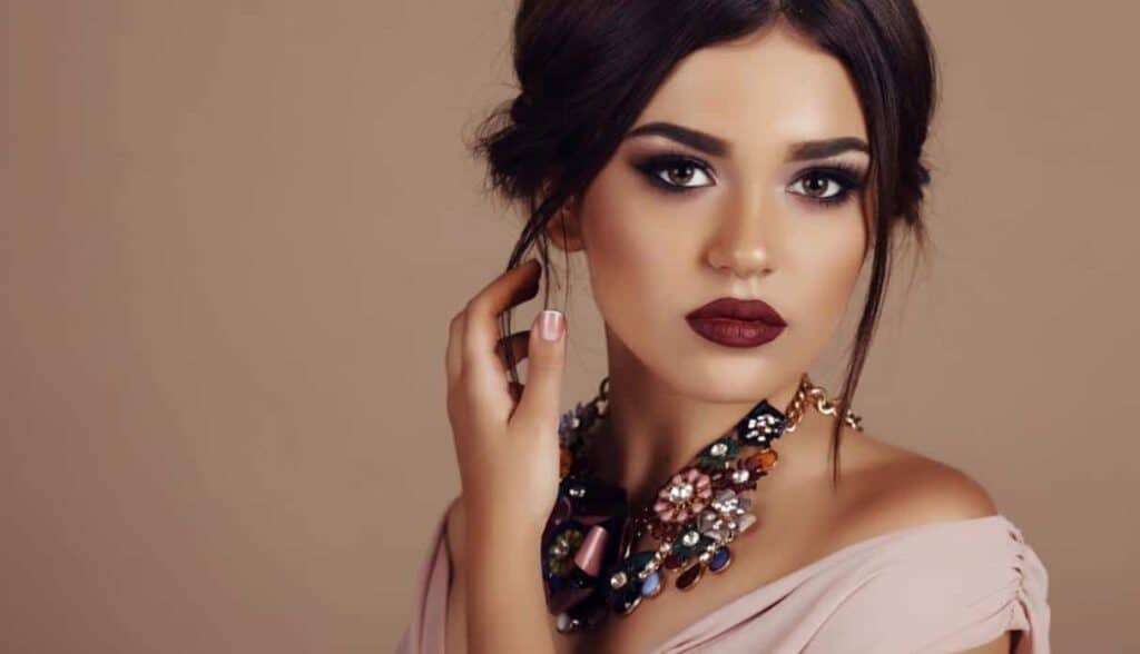 trucco occhi marroni smokey eyes nero