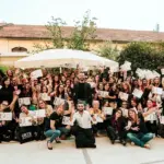 Foto di gruppo che ritrae Imprenditore, Insegnanti e Studenti con in mano il loro diploma dopo aver terminato un corso di formazione. Tutti in questa foto sorridono.